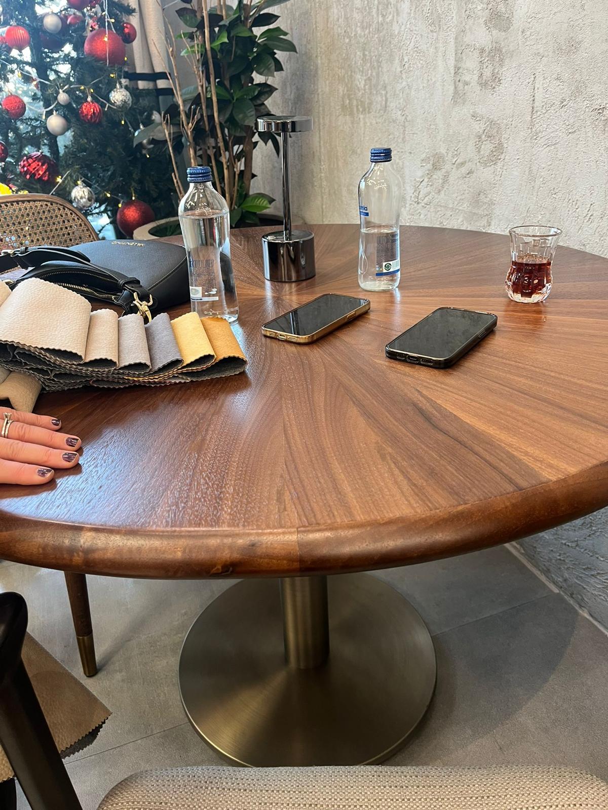 Yuvarlak Ceviz Restaurant Masası